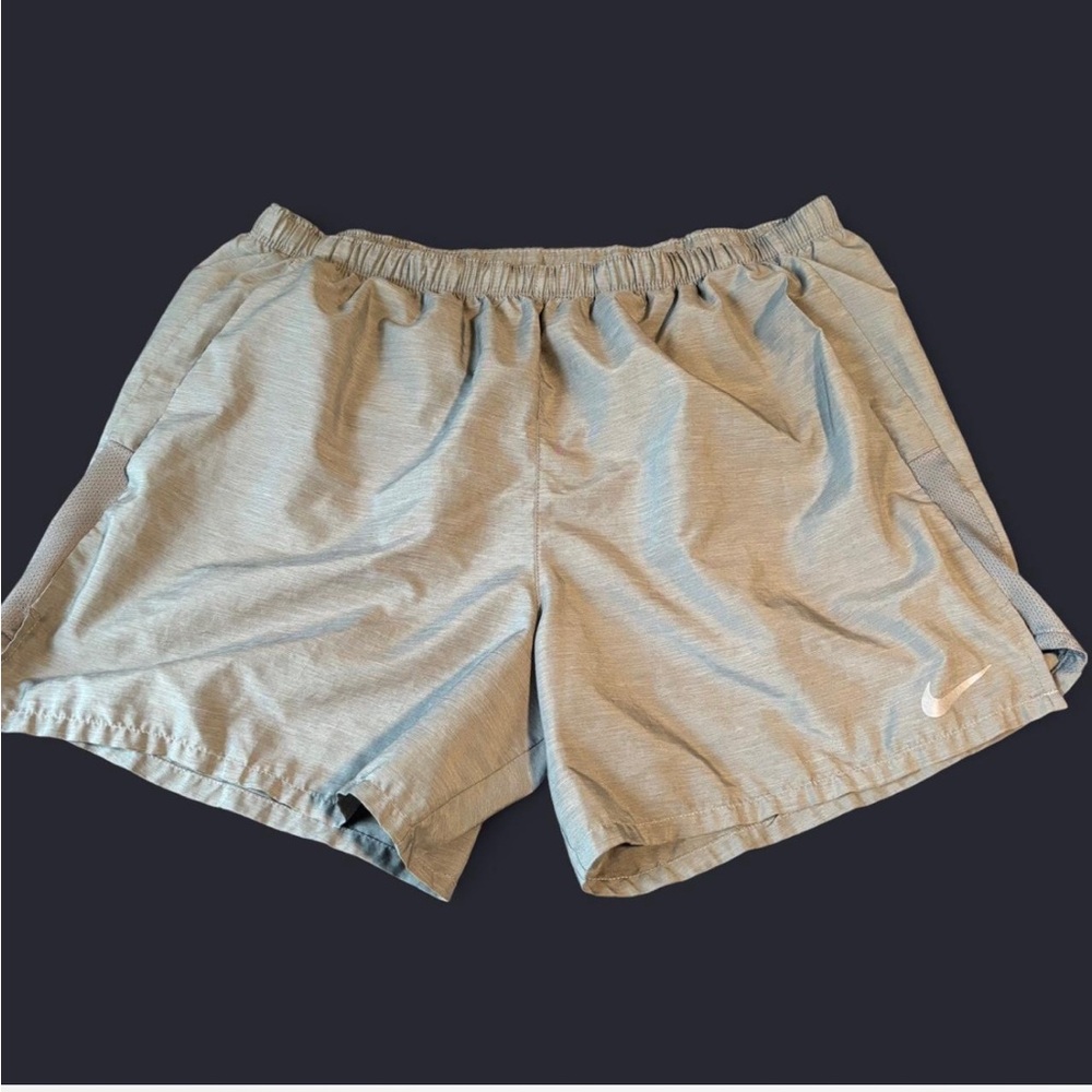 Men’s size large Nike Dri-FIT athletic shorts in light gray size large
